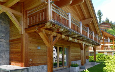Crans-Montana 643: Plante, Propriété, Bâtiment, Bois, Arbre, Architecture, Design Intérieur, Ciel, Fenêtre, Faisceau