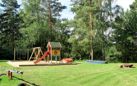 Möwennest: Terrain De Jeux, Espace Public, Balançoire, Équipement Extérieur Play, Herbe, Arrière-Cour, Établissements Humains, Arbre, Loisir, Cour