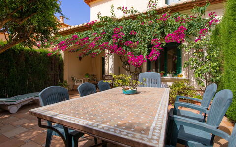 Jardines del Mar: Propriété, Patio, Maison, Bâtiment, Immobilier, Cour, Villa, Arrière-Cour, Vacances, Domicile