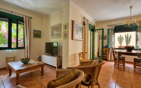 Jardines del Mar: Pièce, Propriété, Meubles, Design Intérieur, Bâtiment, Salon, Maison, Immobilier, Plafond, Table