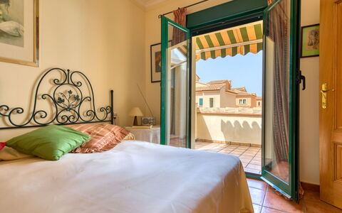Jardines del Mar: Chambre, Lit, Pièce, Meubles, Drap De Lit, Propriété, Cadre De Lit, Design Intérieur, Mur, Bâtiment