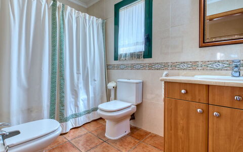Jardines del Mar: Salle De Bains, Pièce, Propriété, Armoire De Toilette, Sol, Rideau, Tuile, Accessoire Salle De Bain, Design Intérieur, Robinet