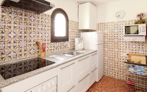 Richelieu: Pièce, Propriété, Salle De Bains, Comptoir, Tuile, Design Intérieur, Meubles, Mur, Évier, Sol