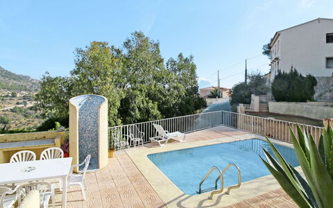 Ebi: Ciel, L'Eau, Propriété, Piscine, Plante, Bleu Azur, Mobilier De Jardin, Arbre, Lot Terre, Ombre