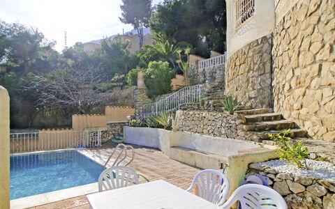 Ebi: Plante, Propriété, Ciel, L'Eau, Nuage, Bleu Azur, Arbre, Design Intérieur, Mobilier De Jardin, Piscine