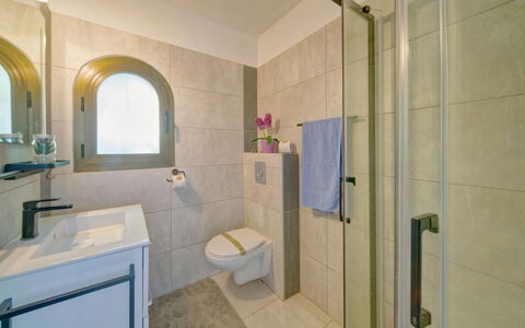 Ebi: Miroir, Luminaire Plomberie, Propriété, Tete De Douche, Robinet, Évier, Salle De Bains, Design Intérieur, Éclairage, Douche