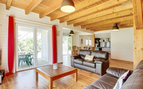 Pen-Guen: Meubles, Table, Propriété, Canapé, Bois, Confort, Design Intérieur, Ombre, Architecture, Sol