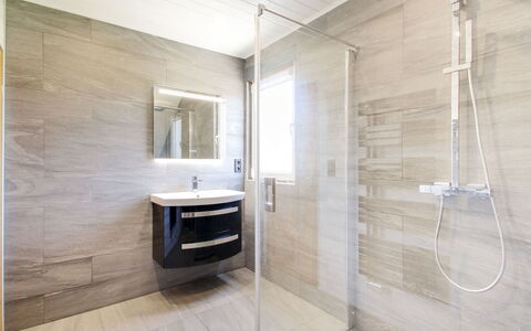 Pen-Guen: Luminaire Plomberie, Robinet, Tete De Douche, Armoire De Toilette, Miroir, Panneau De Douche, Salle De Bains, Porte De Douche, Évier, Bar De Douche