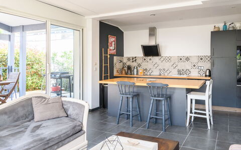 Aimé Bourdier: Meubles, Table, Propriété, Canapé, Bois, Cadre, Plante, Design Intérieur, Sol, Sol