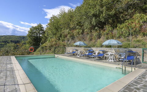 Castelnuovo di Garfagnana 648: L'Eau, Ciel, Propriété, Nuage, Piscine, Parapluie, Bleu Azur, Plante, Mobilier De Jardin, Plan D'Eau