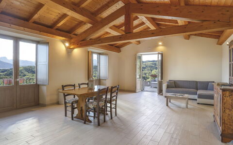 Castelnuovo di Garfagnana 648: Propriété, Plafond, Bâtiment, Pièce, Sol, Faisceau, Maison, Design Intérieur, Immobilier, Meubles