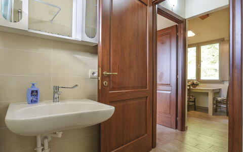 Castelnuovo di Garfagnana 648: Salle De Bains, Propriété, Pièce, Bâtiment, Architecture, Design Intérieur, Sol, Immobilier, Mur, Luminaire Plomberie