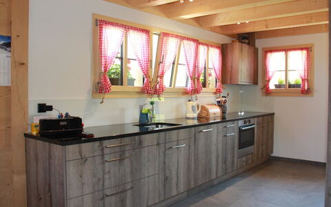Alphaus Hasler: Comptoir, Cabinetry, Propriété, Fenêtre, Cuisine, Bâtiment, Bois, Design Intérieur, Robinet, Maison