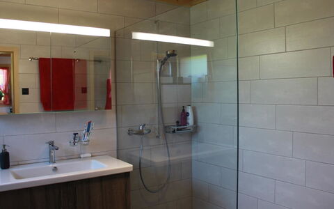 Alphaus Hasler: Miroir, Évier, Luminaire Plomberie, Propriété, Robinet, Bâtiment, Salle De Bains, Lavabo, Mur
