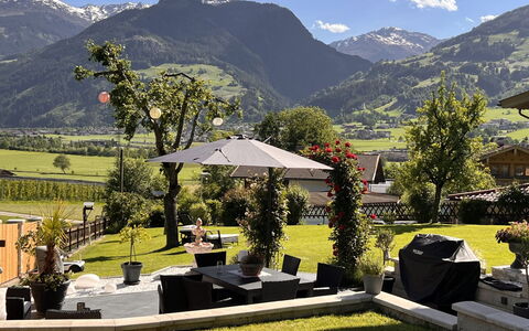 Rosalie: Jardin, Chaîne De Montagnes, Pot De Fleur, Pelouse, Ombre, Chaise, Vallée, Aménagement Paysager, Cour