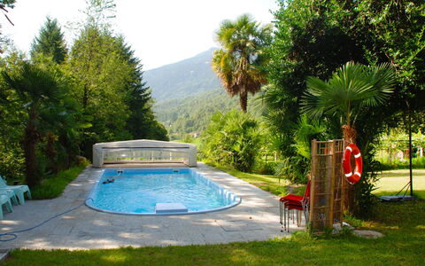 Castro 150: Piscine, Propriété, Herbe, Arrière-Cour, Arbre, Maison, Cour, Immobilier, Loisir, Biens