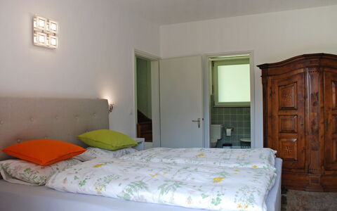 Castro 150: Chambre, Lit, Pièce, Meubles, Drap De Lit, Matelas, Propriété, Cadre De Lit, Literie, Mur