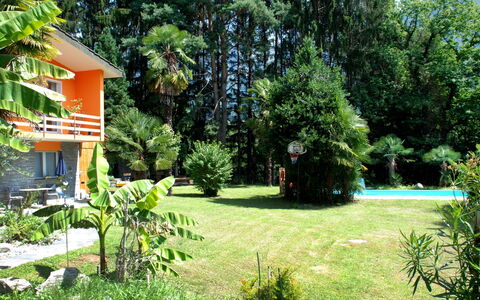 Castro 150: Propriété, Maison, Paysage Naturel, Cour, Jardin, Arbre, Chalet, Botanique, Herbe, Arrière-Cour