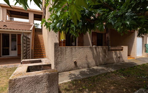 Moriani-Plage 644: Plante, Bâtiment, Fenêtre, Surface De La Route, Ombre, Lot Terre, Maison, Arbre, Herbe, Bois