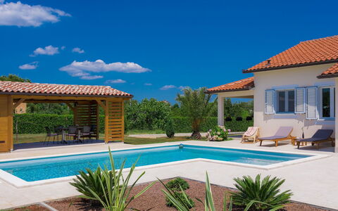 Eugen: Propriété, Immobilier, Maison, Domicile, Piscine, Bâtiment, Biens, Zone Résidentielle, Arrière-Cour, Villa