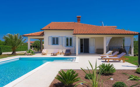 Eugen: Propriété, Domicile, Maison, Immobilier, Bâtiment, Biens, Piscine, Villa, Zone Résidentielle, Façade