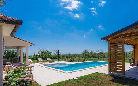 Eugen: Nuage, Plante, Ciel, Bâtiment, Bleu, Bleu Azur, La Nature, Ombre, Arbre, Piscine