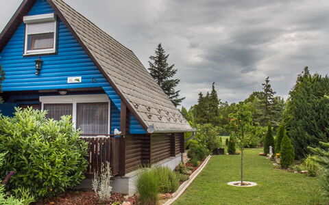 Blue: Plante, Nuage, Ciel, Bâtiment, Propriété, Fenêtre, Arbre, Lot Terre, Maison, Paysage Naturel