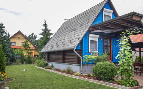 Blue: Plante, Ciel, Nuage, Bâtiment, Fenêtre, Maison, Arbre, Lot Terre, Quartier, Bois