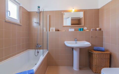 Roberts: Salle De Bains, Pièce, Propriété, Tuile, Design Intérieur, Sol, Mur, Luminaire Plomberie, Architecture, Bâtiment