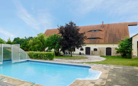 Statek Martínkovice: L'Eau, Ciel, Plante, Nuage, Bâtiment, Piscine, Architecture, Fenêtre, Herbe, Arbre