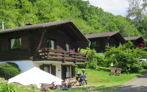 Schönecken 100: Plante, Propriété, Bâtiment, Fenêtre, Arbre, Ciel, Lot Terre, À Déchaumer, Paysage Naturel, Maison