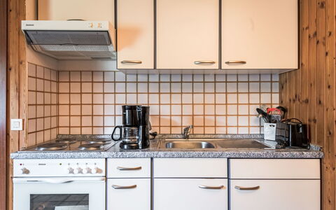 Schönecken 100: Cabinetry, Comptoir, Propriété, Appareil De Cuisine, Cuisinière, Gaz Poele, Cooktop, Cuisine, Evier, Électroménager