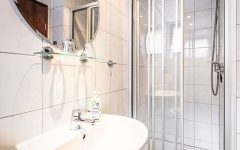 Schönecken 100: Robinet, Luminaire Plomberie, Propriété, Évier, Salle De Bains, Design Intérieur, Miroir, Lavabo