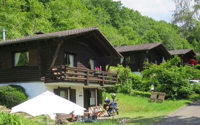 Schönecken 100: Plante, Propriété, Bâtiment, Fenêtre, Arbre, Ciel, Lot Terre, À Déchaumer, Paysage Naturel, Maison