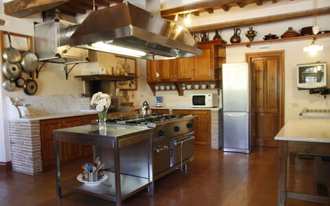 Villa Venanzo: Comptoir, Pièce, Propriété, Meubles, Cuisine, Bâtiment, Cabinetry, Design Intérieur, Sol, Maison