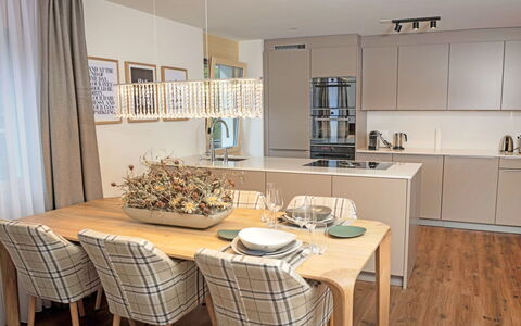 Monazit: Pièce, Meubles, Propriété, Salle À Manger, Design Intérieur, Cuisine, Bâtiment, Cabinetry, Table, Sol