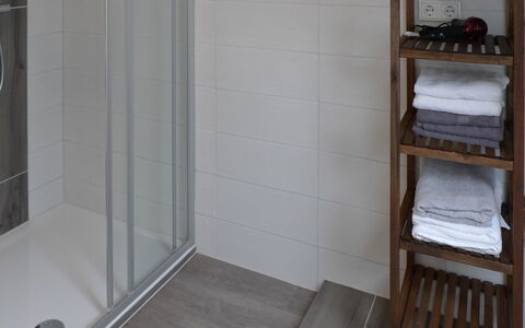 Alina: Propriété, Pièce, Tuile, Sol, Salle De Bains, Maison, Architecture, Immobilier, Meubles, Accessoire Salle De Bain