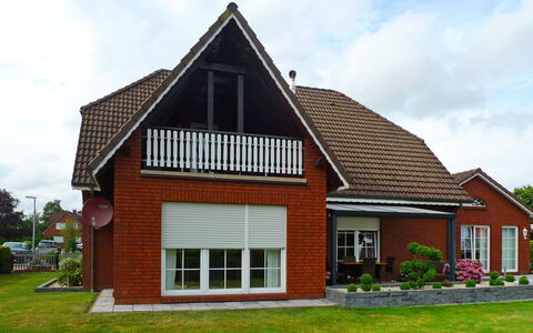 Alina: Nuage, Ciel, Bâtiment, Plante, Fenêtre, Maison, Arbre, Bois, Chalet