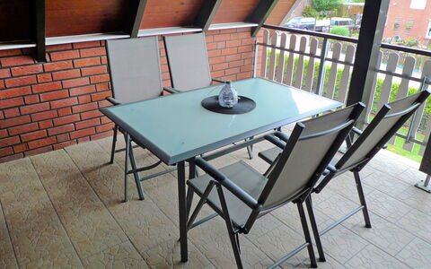 Alina: Meubles, Table, Chaise, Tableau De Plein Air, Propriété, Pièce, Patio, Table Basse, Maison, Sol