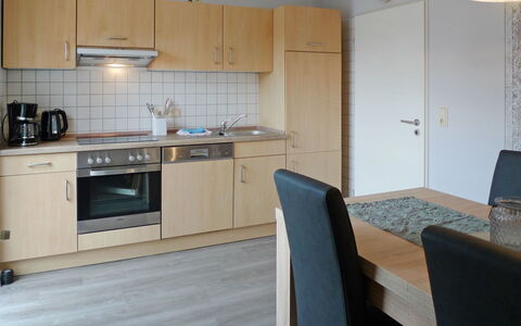 Alina: Comptoir, Pièce, Propriété, Meubles, Cuisine, Cabinetry, Principaux Appliance, Cuisinière, Sol, Bâtiment