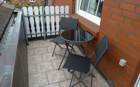 Alina: Meubles, Fenêtre, Chaise, Bois, Surface De La Route, Mobilier De Jardin, Tableau De Plein Air, Brickwork, Plante, Bâtiment