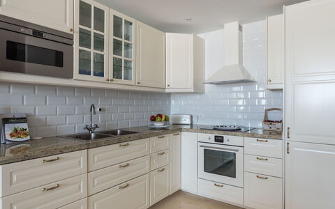 Carmen Vistamar: Comptoir, Cabinetry, Meubles, Cuisine, Pièce, Propriété, Blanc, Design Intérieur, Sol, Tiroir