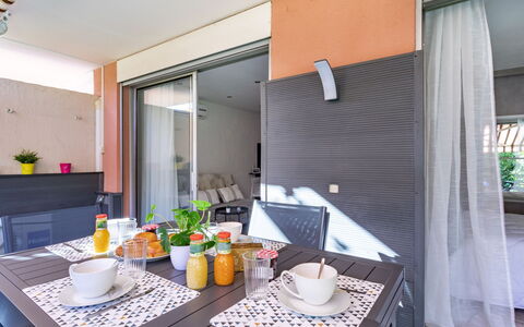Le Marbeau: Table, Propriété, Vaisselle, Meubles, Bâtiment, Design Intérieur, Fenêtre, Éclairage, Orange, Bois