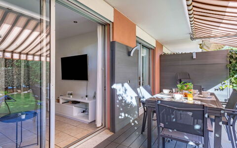 Le Marbeau: Meubles, Table, Bois, Salon, Design Intérieur, Bâtiment, Chaise, Sol, Sol, Cuisine