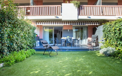 Le Marbeau: Plante, Propriété, Bâtiment, Chaise, Porche, Mobilier De Jardin, Fenêtre, Loisir, Herbe, Ombre