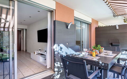 Le Marbeau: Meubles, Propriété, Table, Bâtiment, Fenêtre, Sol, Sol, Ombre, Mur, Bois