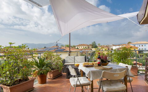 La Rondine (Luu280): Ciel, Plante, Table, Meubles, Propriété, Nuage, Chaise, Bâtiment, Pot De Fleur, Ombre