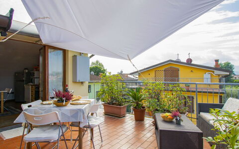 La Rondine (Luu280): Table, Meubles, Plante, Chaise, Bâtiment, Pot De Fleur, Ciel, Ombre, Mobilier De Jardin, Architecture