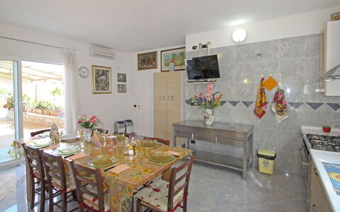 La Rosa: Propriété, Pièce, Bâtiment, Jaune, Maison, Meubles, Immobilier, Sol, Design Intérieur, Table