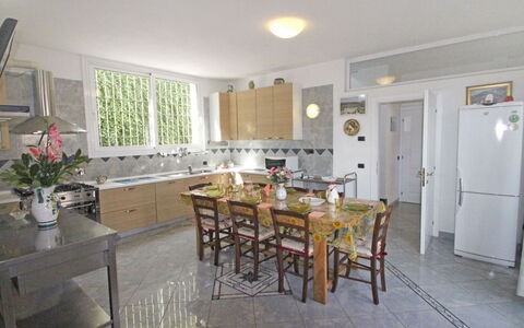 La Rosa: Propriété, Pièce, Bâtiment, Meubles, Sol, Salle À Manger, Maison, Design Intérieur, Immobilier, Table